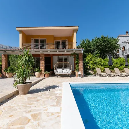 House With Pool Garden