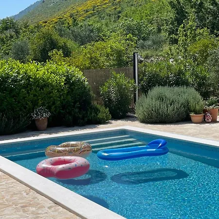 فيلة House With Pool Garden *