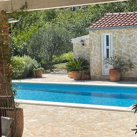 House With Pool Garden فيلة Žrnovnica