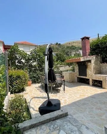 House With Pool Garden فيلة