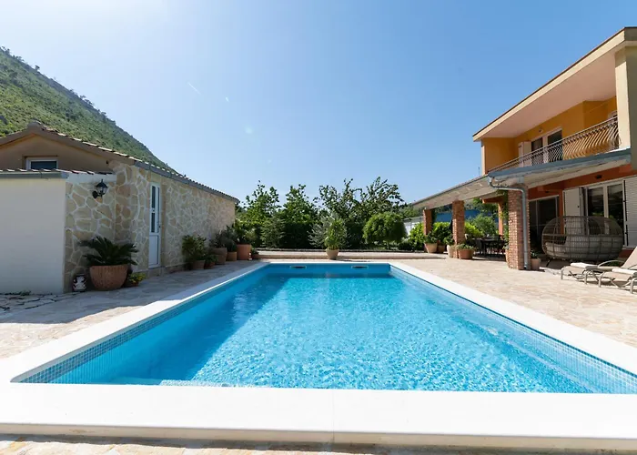 House With Pool Garden Villa *