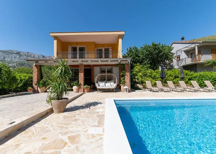 House With Pool Garden