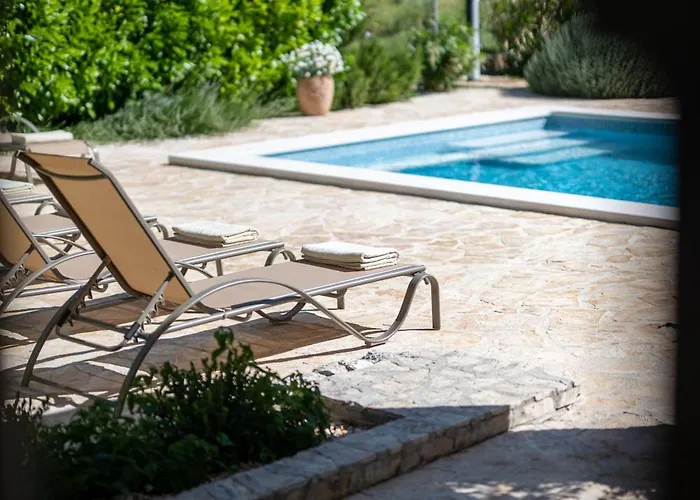 Villa House With Pool Garden