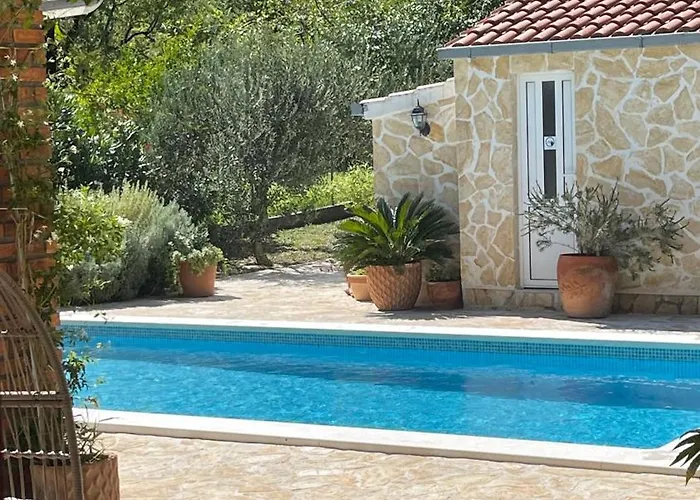 House With Pool Garden Villa Zrnovnica