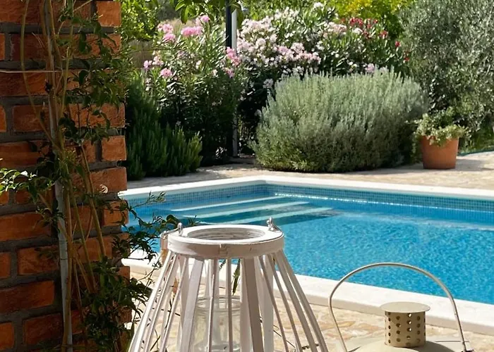 House With Pool Garden * Zrnovnica
