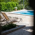 别墅 House With Pool Garden